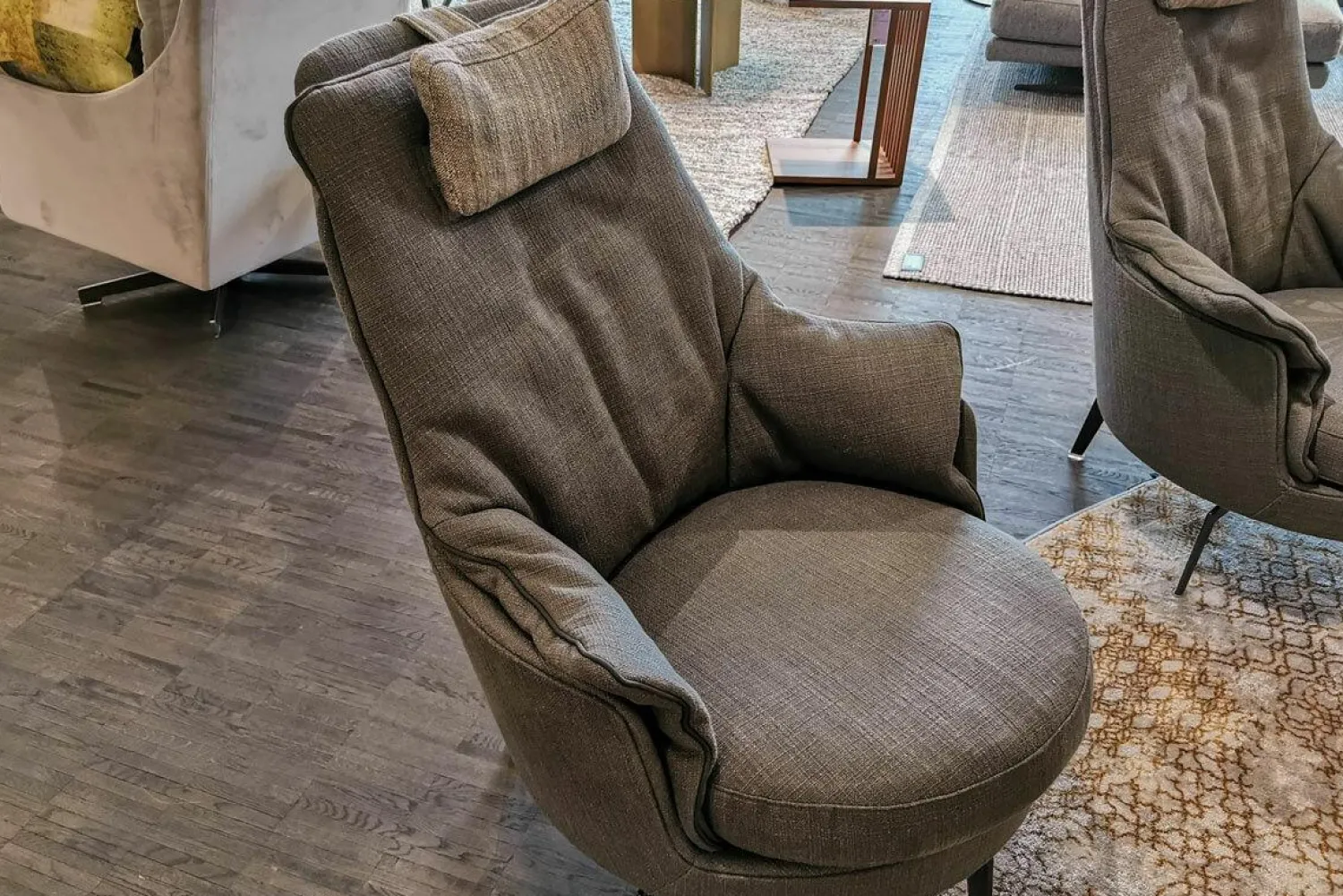 Flexform Relaxsessel|Sessel Guscioalto Light Stoff EBE 1162 Gestell Brüniert Drehbar mit Nackenkissen