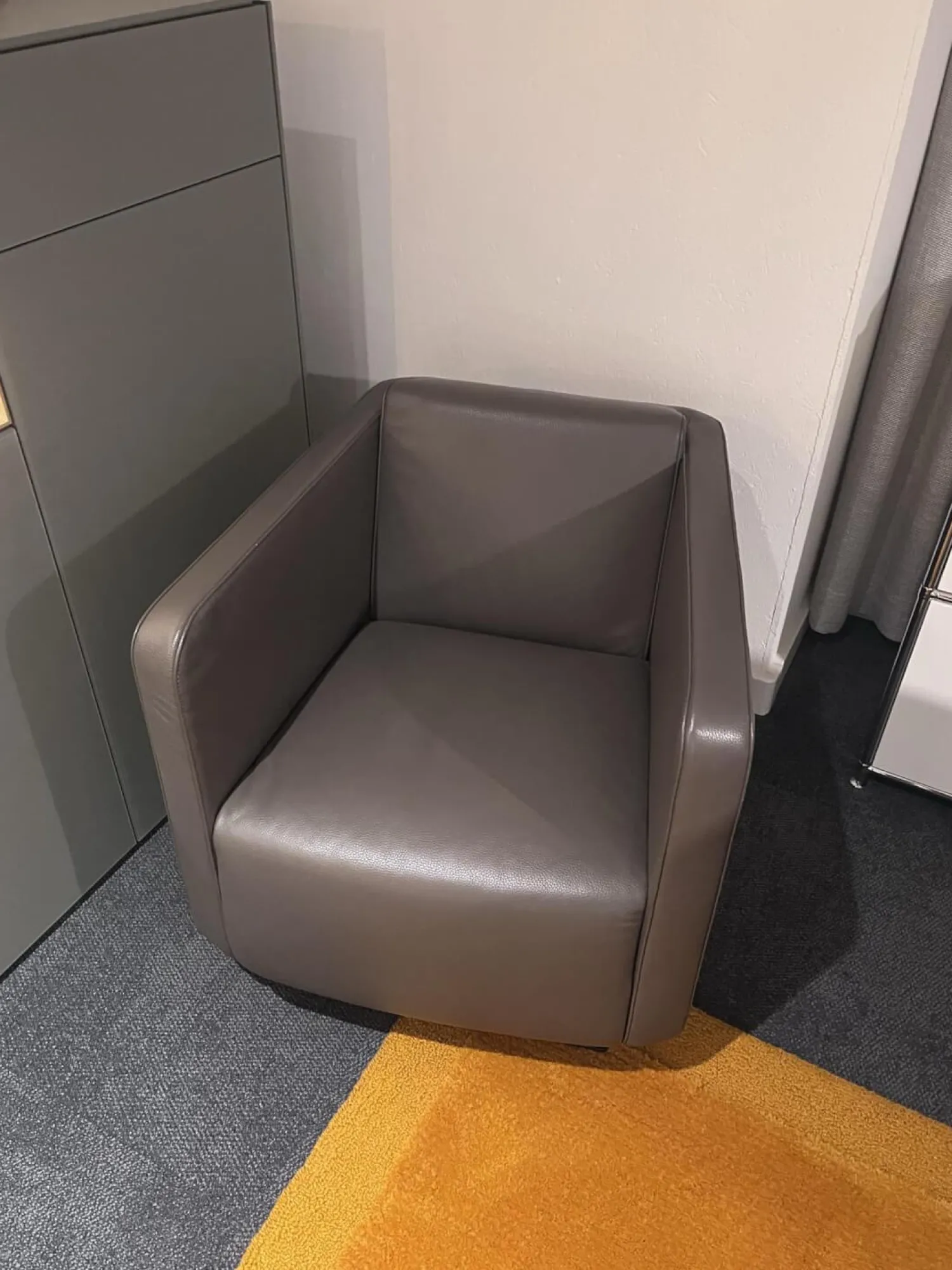 Team by Wellis Loungesessel|Sessel Hamo Mit Drehteller Leder XO Smart Basalt Grau Gestell Graphit Lackiert