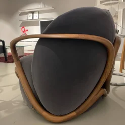 Giorgetti Loungesessel|Sessel Hug Stoff Adamo&Eva 107 Antracite Gestell Nussbaumholz Dunkel Gebeizt