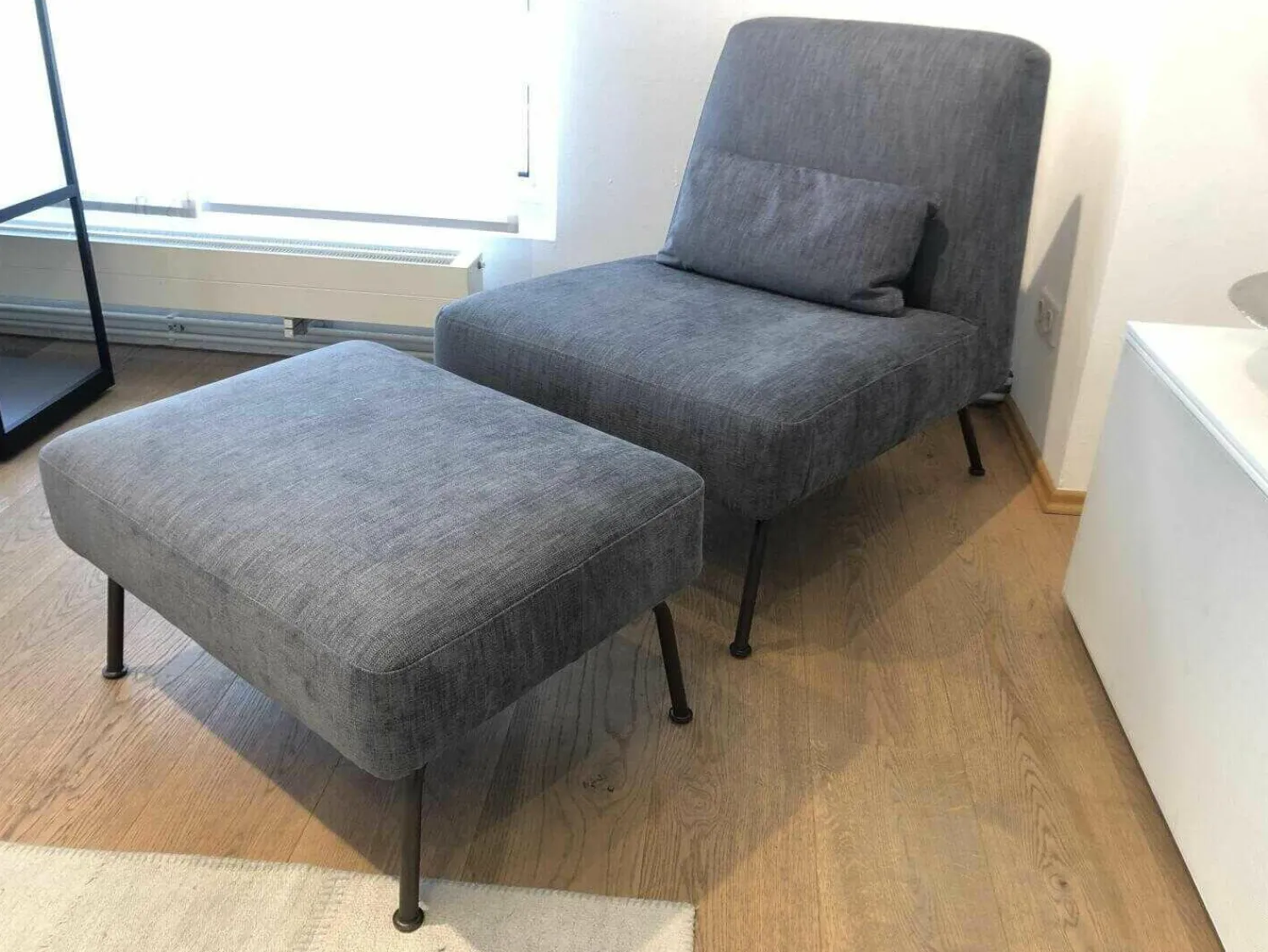 Ligne Roset Relaxsessel|Sessel Humphrey Stoff C 762 Blau Grau Gestell Braun mit Hocker