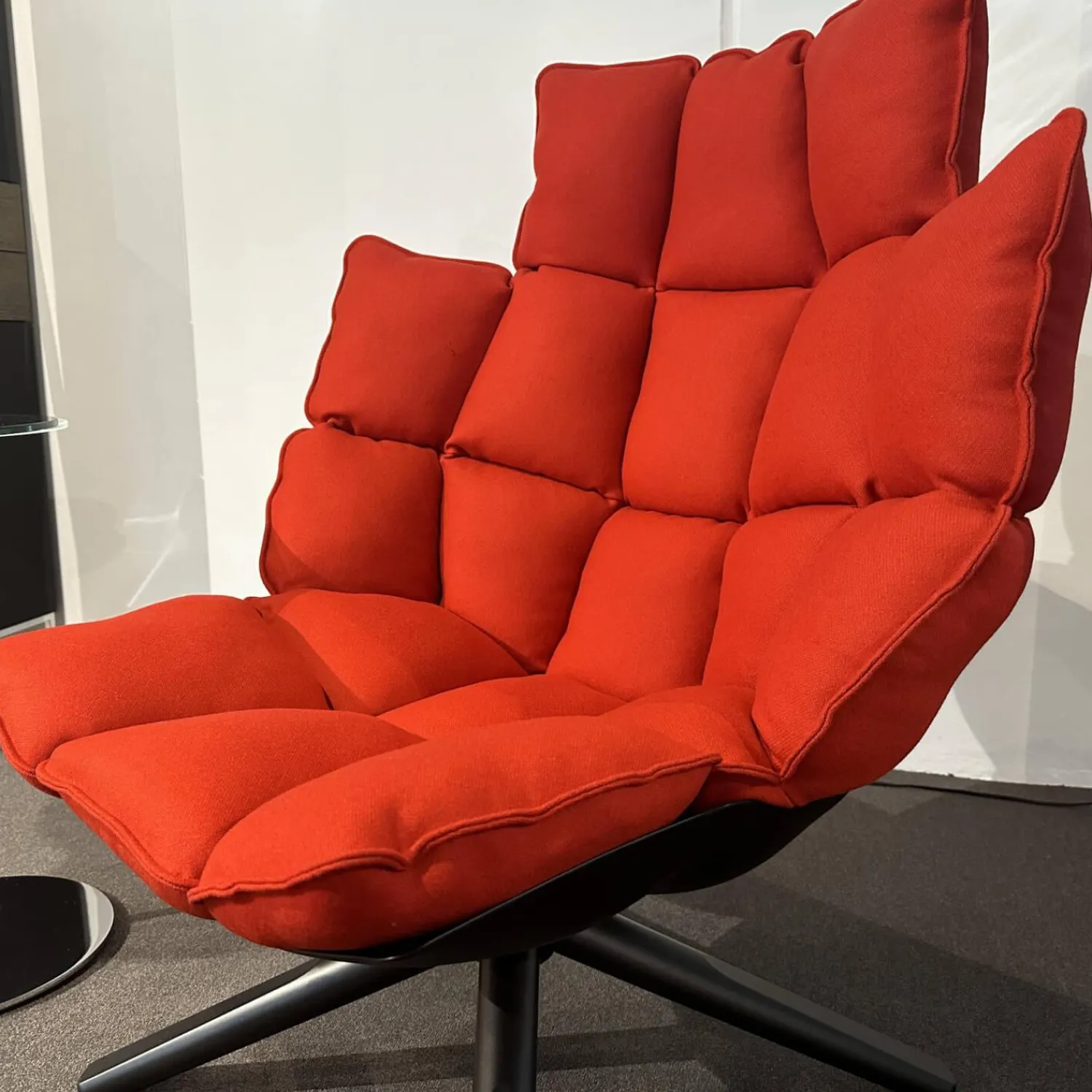 B&B Italia Relaxsessel|Sessel Husk Stoff Sidro Rot 2059700 Schale Untergestell Schwarz mit Hocker