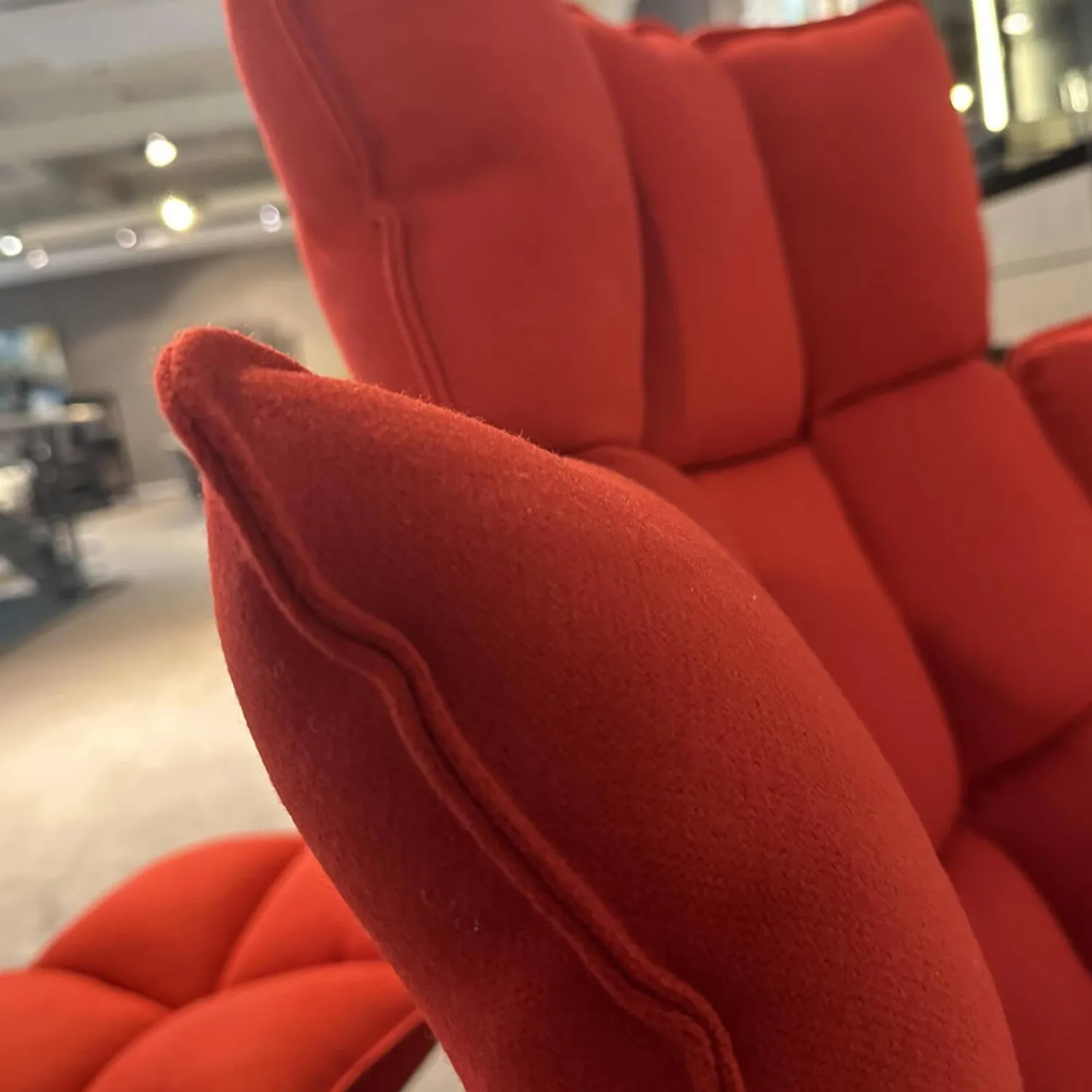 B&B Italia Relaxsessel|Sessel Husk Stoff Sidro Rot 2059700 Schale Untergestell Schwarz mit Hocker