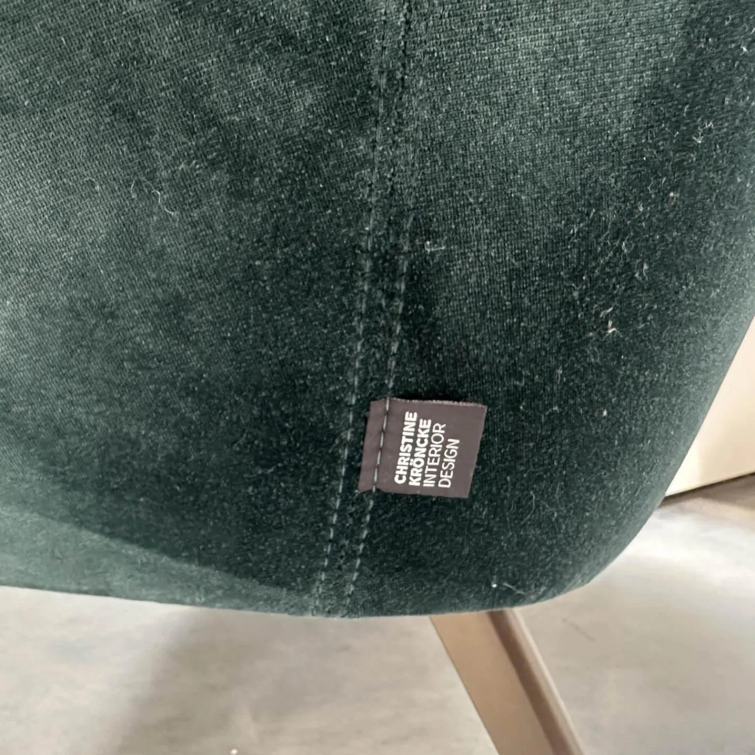 Christine Kröncke Relaxsessel|Sessel Lilou Stoff Allure Velvet Forest 085 Grün Gestell Metall Rauchbraun Mit Rückenkissen