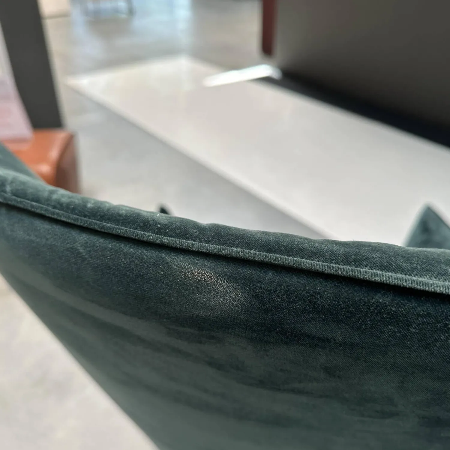 Christine Kröncke Relaxsessel|Sessel Lilou Stoff Allure Velvet Forest 085 Grün Gestell Metall Rauchbraun Mit Rückenkissen