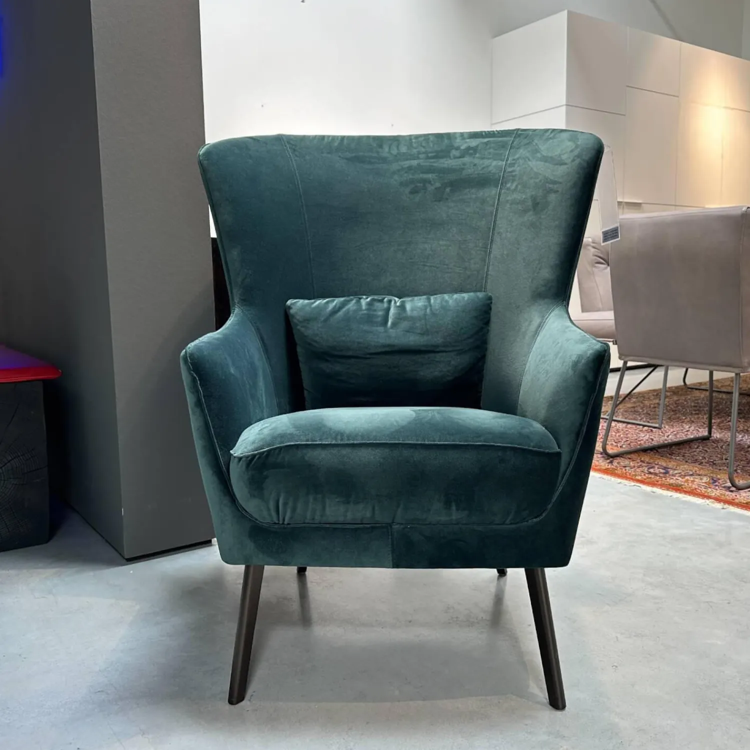 Christine Kröncke Relaxsessel|Sessel Lilou Stoff Allure Velvet Forest 085 Grün Gestell Metall Rauchbraun Mit Rückenkissen