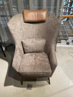 Christine Kröncke Loungesessel|Sessel Lilou Stoff Zoe 023 Terra Grau Braun Kopfteilkissen Leder Nappa Havanna Braun Gestell Metall Mit Hocker Derby Leder Nappa Havanna Braun Mit Ledenkissen