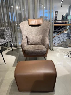 Christine Kröncke Loungesessel|Sessel Lilou Stoff Zoe 023 Terra Grau Braun Kopfteilkissen Leder Nappa Havanna Braun Gestell Metall Mit Hocker Derby Leder Nappa Havanna Braun Mit Ledenkissen