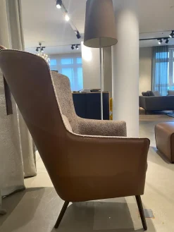 Christine Kröncke Loungesessel|Sessel Lilou Stoff Zoe 023 Terra Grau Braun Kopfteilkissen Leder Nappa Havanna Braun Gestell Metall Mit Hocker Derby Leder Nappa Havanna Braun Mit Ledenkissen