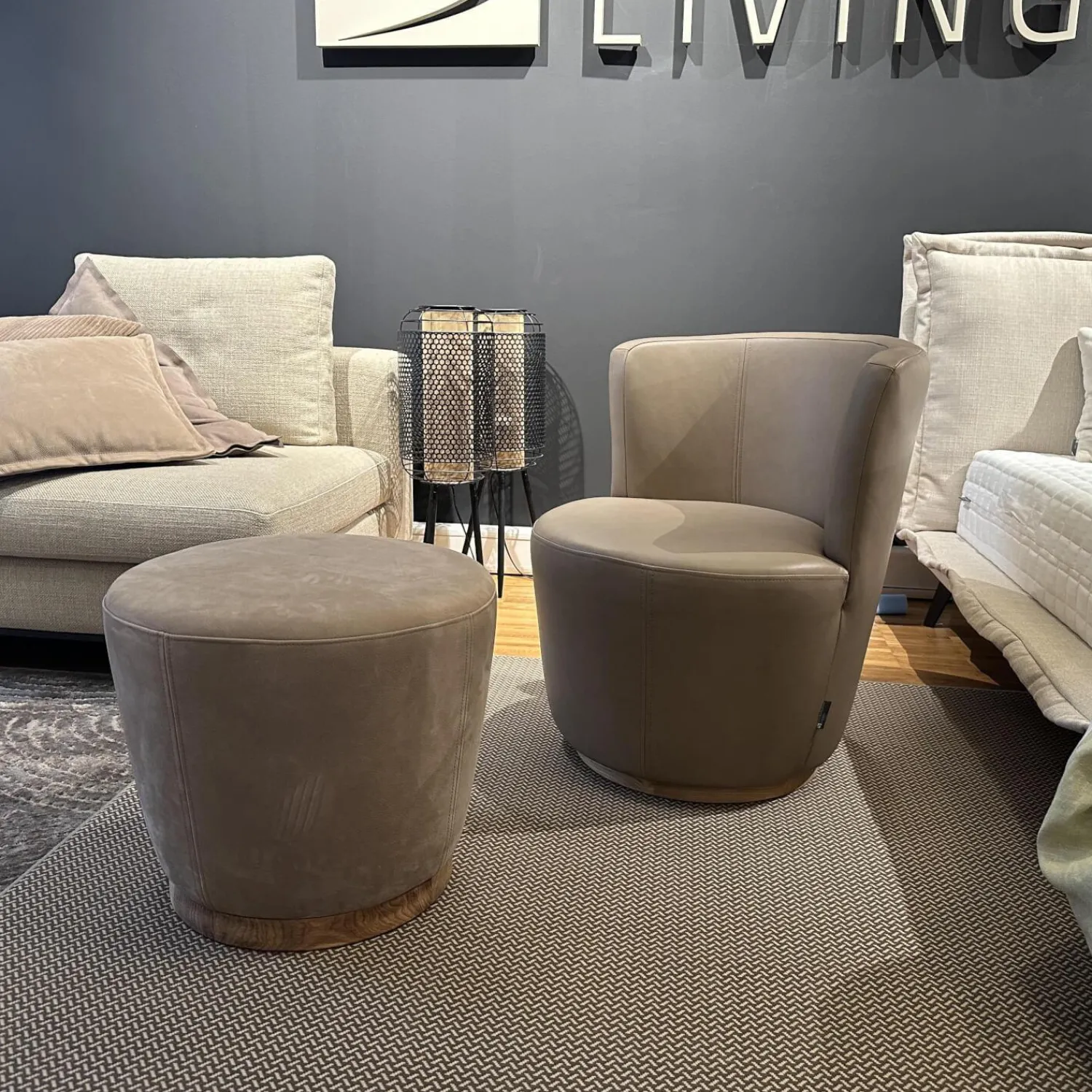 Sophisticated Living Loungesessel|Sessel Malia Lounge Bezug Leder Sauvage Cappuccino Braun Fuß Eiche Inklusive Hocker Bezug Leder Kenia Caffé Braun