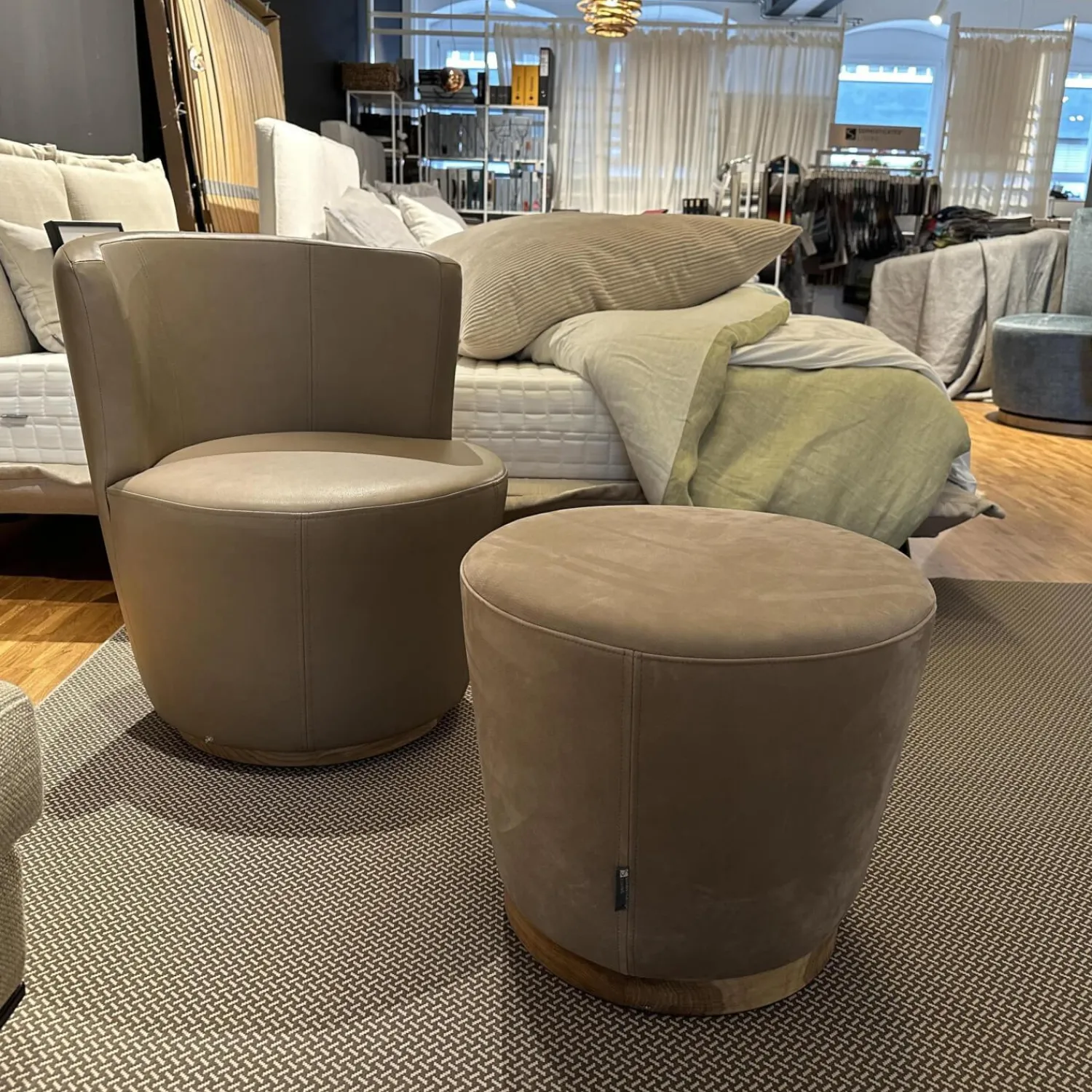 Sophisticated Living Loungesessel|Sessel Malia Lounge Bezug Leder Sauvage Cappuccino Braun Fuß Eiche Inklusive Hocker Bezug Leder Kenia Caffé Braun