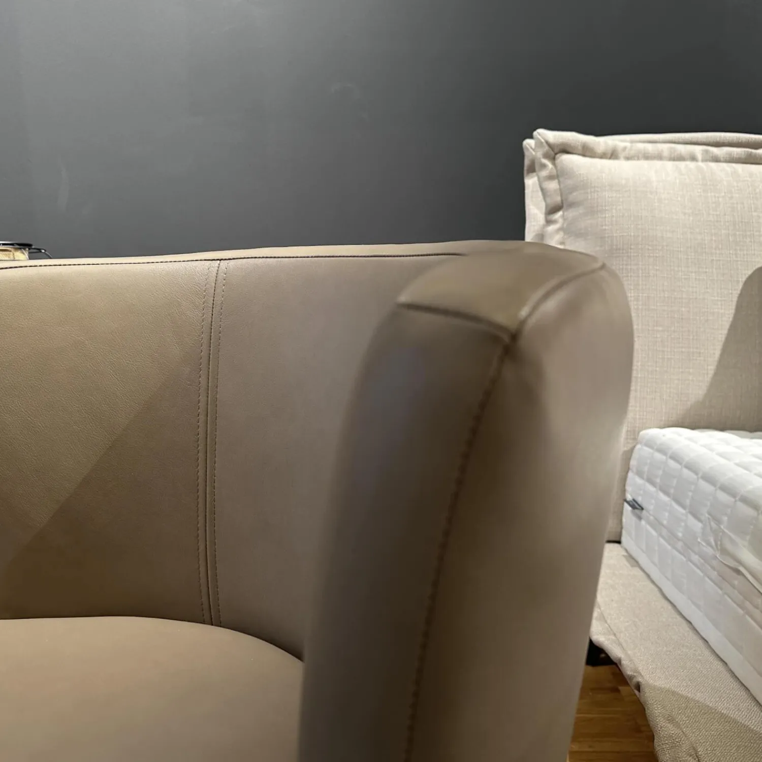 Sophisticated Living Loungesessel|Sessel Malia Lounge Bezug Leder Sauvage Cappuccino Braun Fuß Eiche Inklusive Hocker Bezug Leder Kenia Caffé Braun