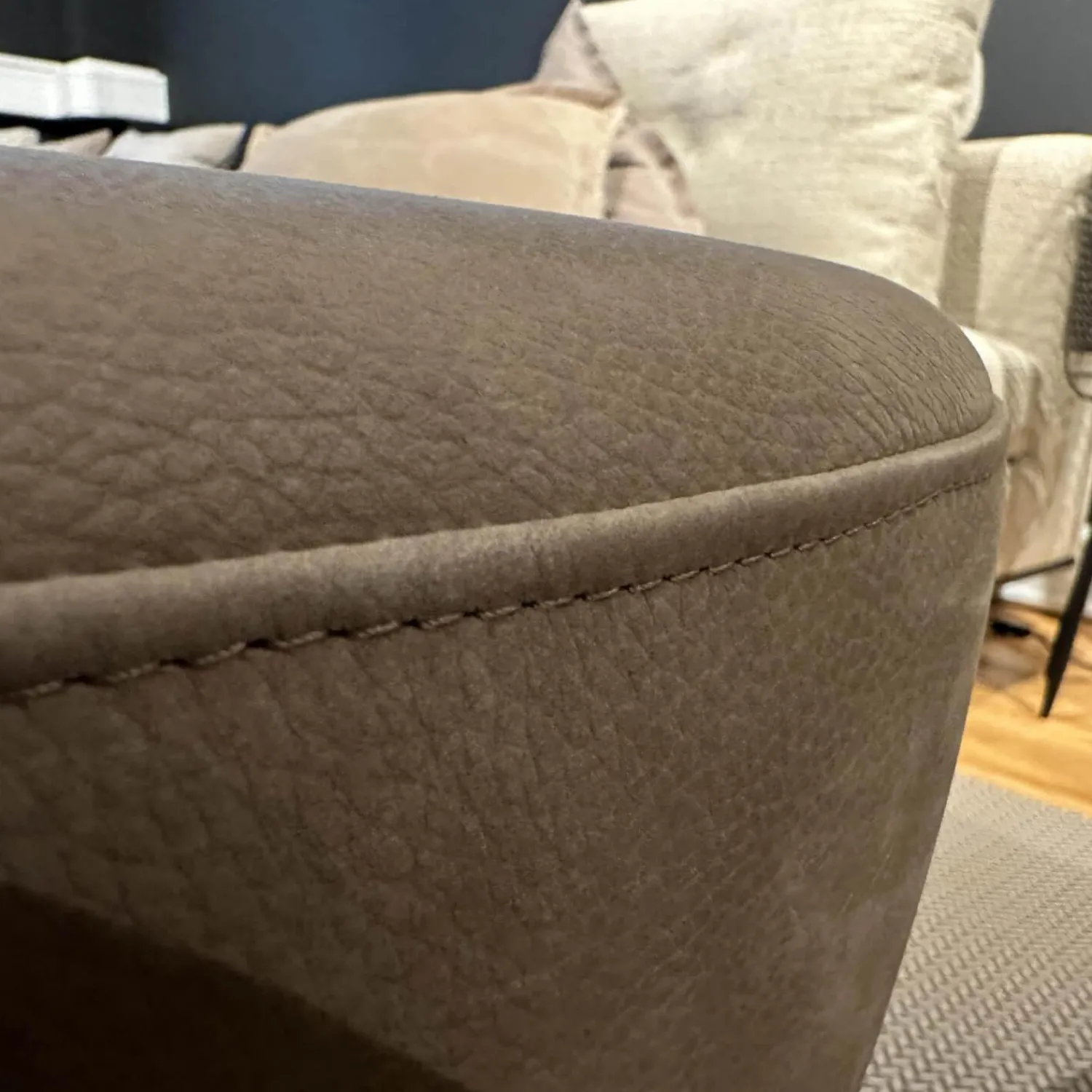 Sophisticated Living Loungesessel|Sessel Malia Lounge Bezug Leder Sauvage Cappuccino Braun Fuß Eiche Inklusive Hocker Bezug Leder Kenia Caffé Braun