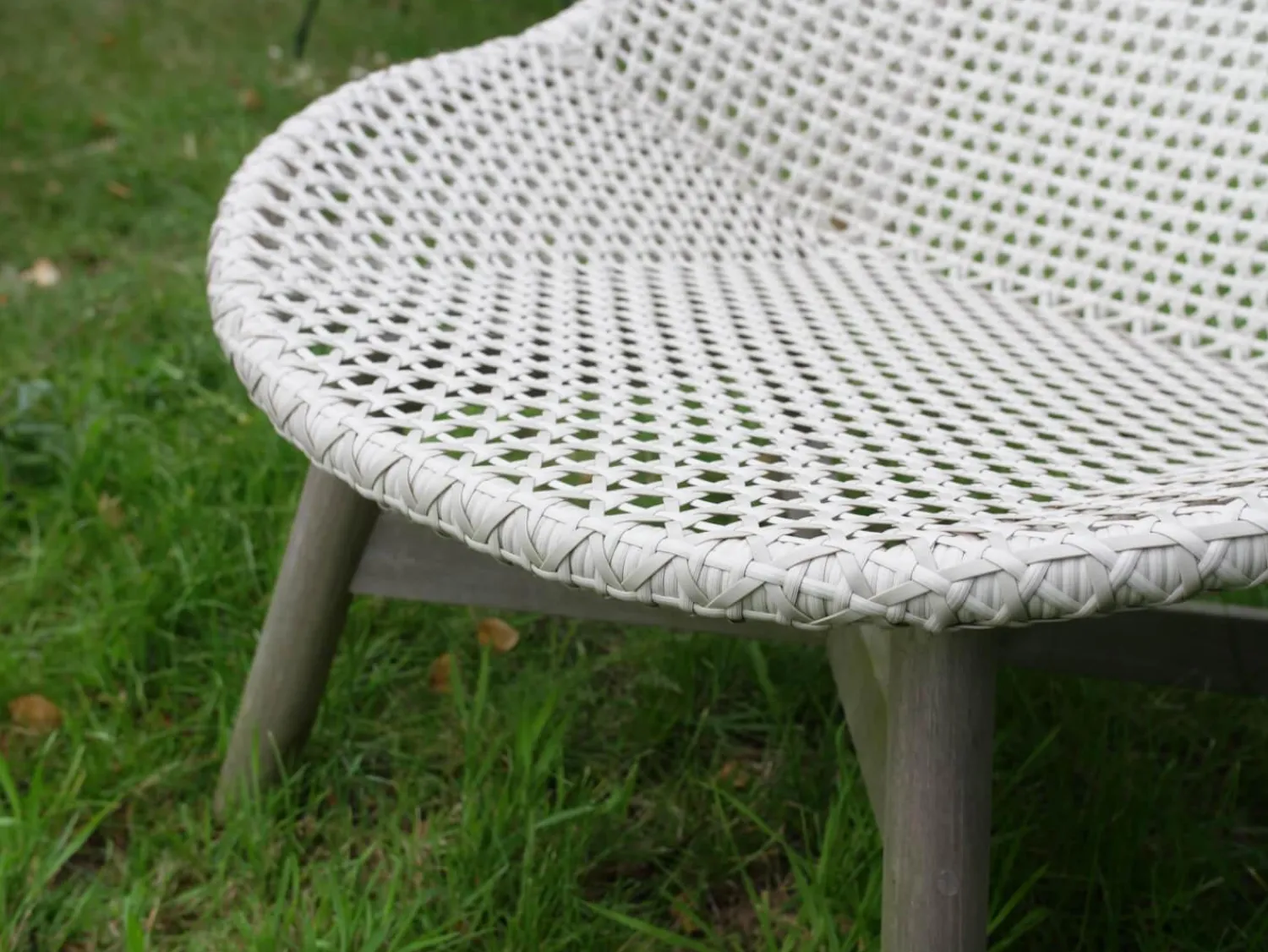 DEDON Loungemöbel|Sessel Mbrace Club Chair Outdoor Geflechtfarbe 140 Sea Salt Weiß-Grau Teakgestell Mit Sitzkissen Stoff Natura Laurel Cremeweiß