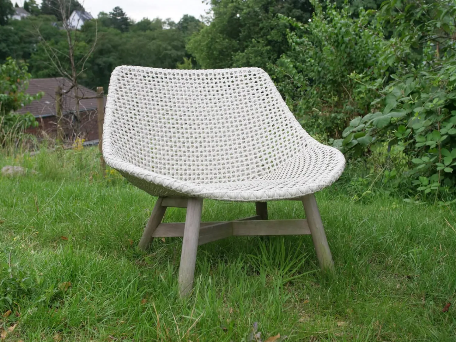 DEDON Loungemöbel|Sessel Mbrace Club Chair Outdoor Geflechtfarbe 140 Sea Salt Weiß-Grau Teakgestell Mit Sitzkissen Stoff Natura Laurel Cremeweiß