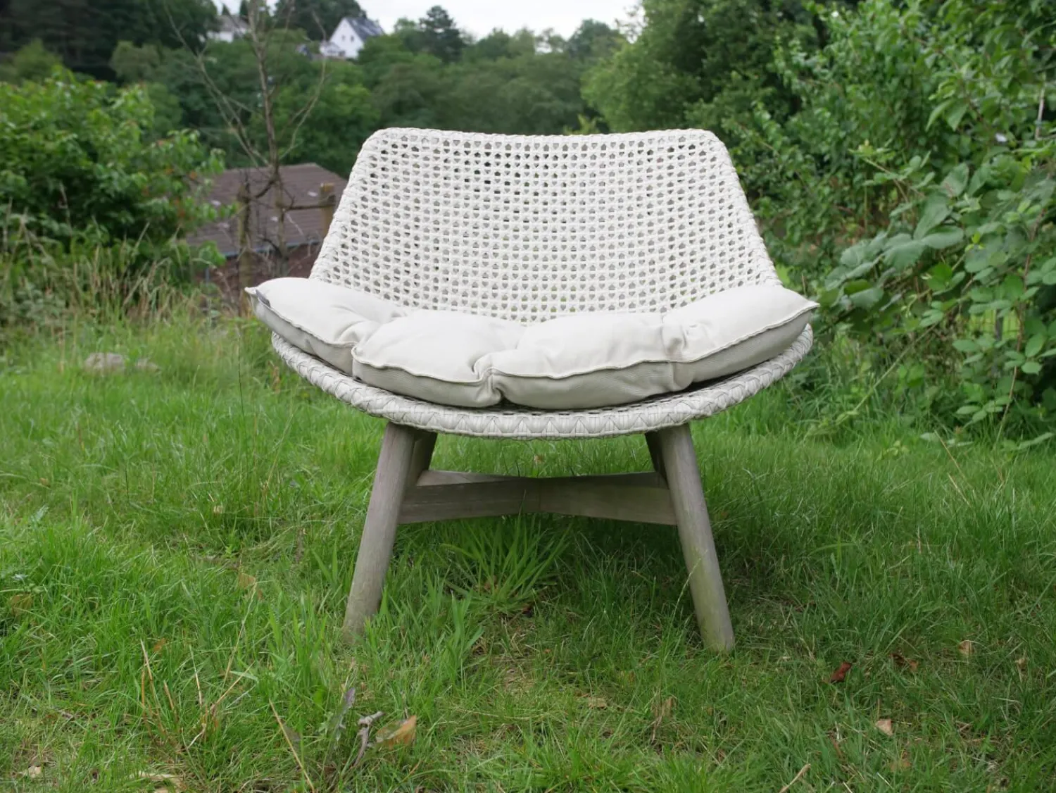 DEDON Loungemöbel|Sessel Mbrace Club Chair Outdoor Geflechtfarbe 140 Sea Salt Weiß-Grau Teakgestell Mit Sitzkissen Stoff Natura Laurel Cremeweiß