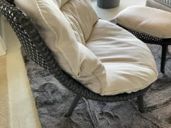 DEDON Loungemöbel|Sessel Mbrace Kissen Stoff Natura Off White Weiß Geflecht Arabica Braun Gestell Aluminium Black Pepper Schwarz Inklusive Hocker