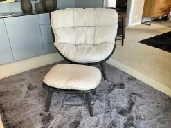 DEDON Loungemöbel|Sessel Mbrace Kissen Stoff Natura Off White Weiß Geflecht Arabica Braun Gestell Aluminium Black Pepper Schwarz Inklusive Hocker