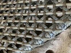 DEDON Loungemöbel|Sessel Mbrace Kissen Stoff Natura Off White Weiß Geflecht Arabica Braun Gestell Aluminium Black Pepper Schwarz Inklusive Hocker