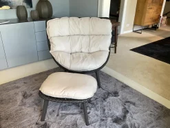 DEDON Loungemöbel|Sessel Mbrace Kissen Stoff Natura Off White Weiß Geflecht Arabica Braun Gestell Aluminium Black Pepper Schwarz Inklusive Hocker