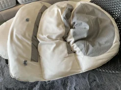 DEDON Loungemöbel|Sessel Mbrace Kissen Stoff Natura Off White Weiß Geflecht Arabica Braun Gestell Aluminium Black Pepper Schwarz Inklusive Hocker