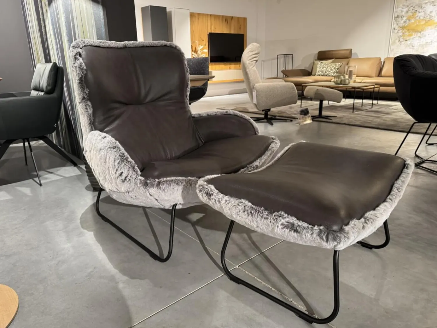 Paul Lindberg Loungesessel|Sessel Minu Sitzfläche Leder Elegance Anthrazit Rücken Webpelzbezug Eisbär Grey Grau Füße Schwarz Pulverbeschichtet Mit Hocker