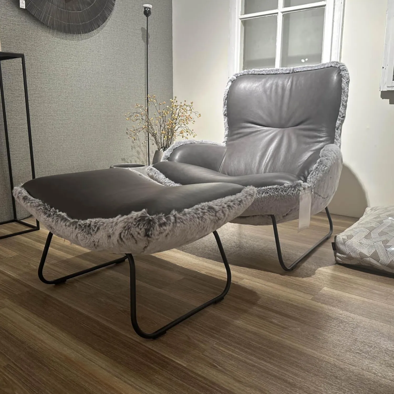 Paul Lindberg Loungesessel|Sessel Minu Sitzfläche Leder Elegance Anthrazit Rücken Webpelzbezug Eisbär Grey Grau Füße Schwarz Pulverbeschichtet Mit Hocker