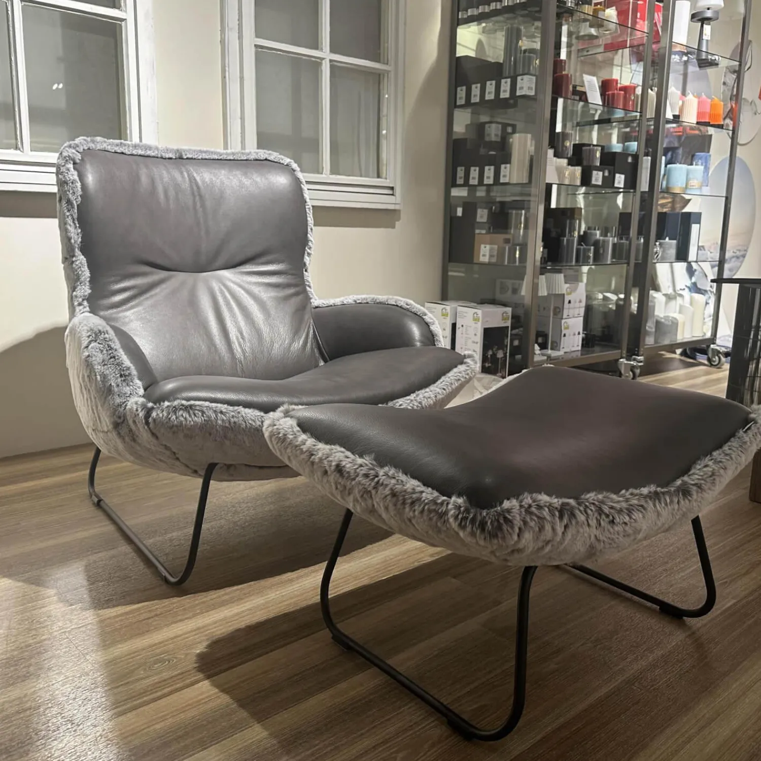 Paul Lindberg Loungesessel|Sessel Minu Sitzfläche Leder Elegance Anthrazit Rücken Webpelzbezug Eisbär Grey Grau Füße Schwarz Pulverbeschichtet Mit Hocker