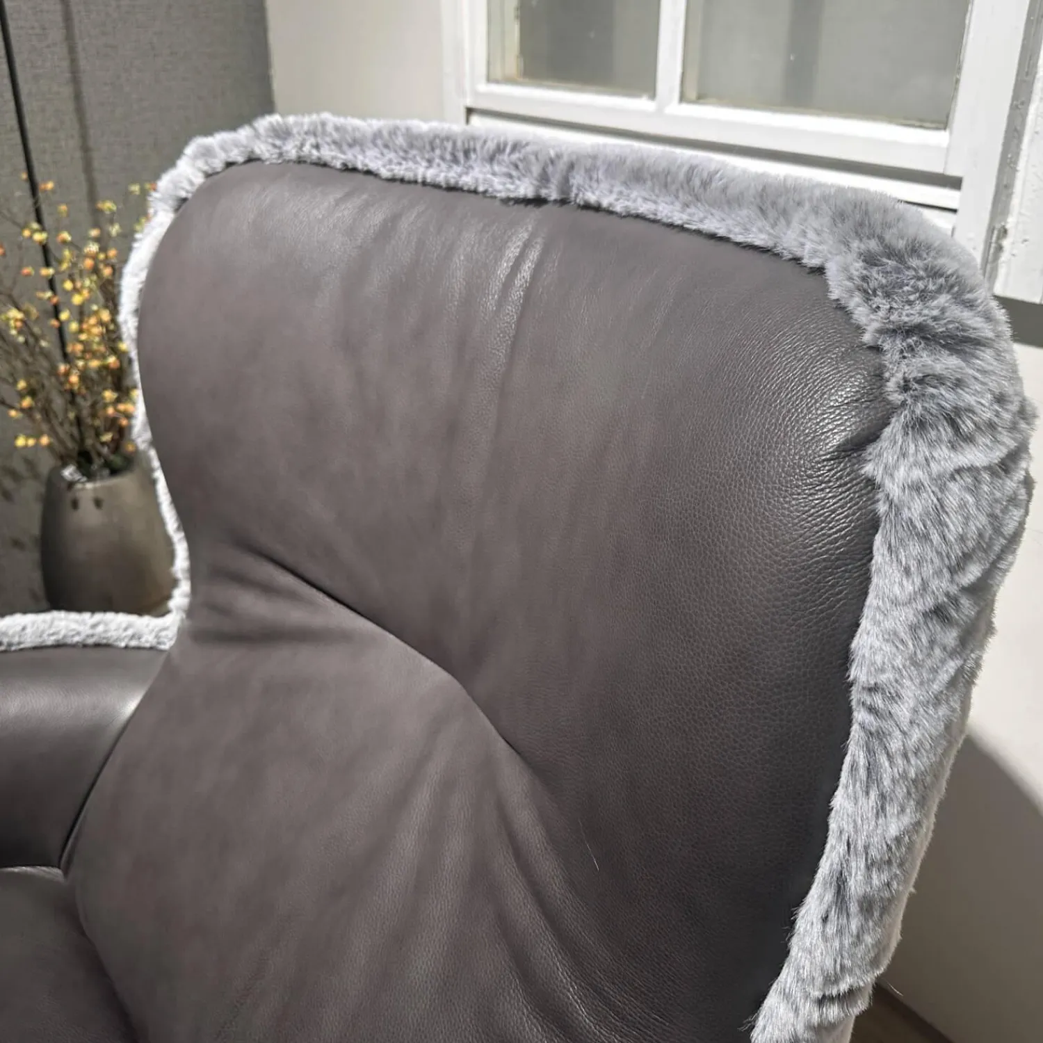 Paul Lindberg Loungesessel|Sessel Minu Sitzfläche Leder Elegance Anthrazit Rücken Webpelzbezug Eisbär Grey Grau Füße Schwarz Pulverbeschichtet Mit Hocker