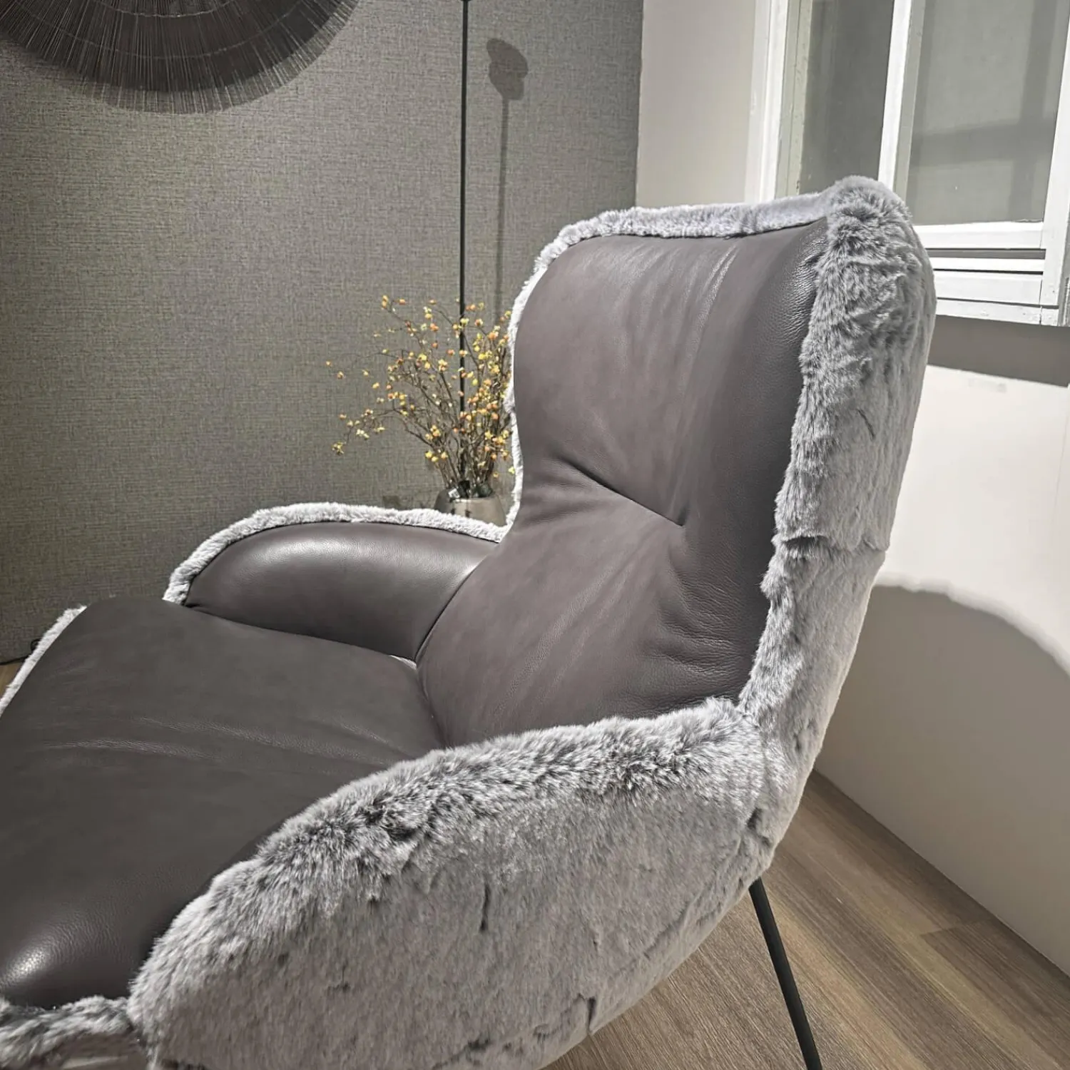 Paul Lindberg Loungesessel|Sessel Minu Sitzfläche Leder Elegance Anthrazit Rücken Webpelzbezug Eisbär Grey Grau Füße Schwarz Pulverbeschichtet Mit Hocker