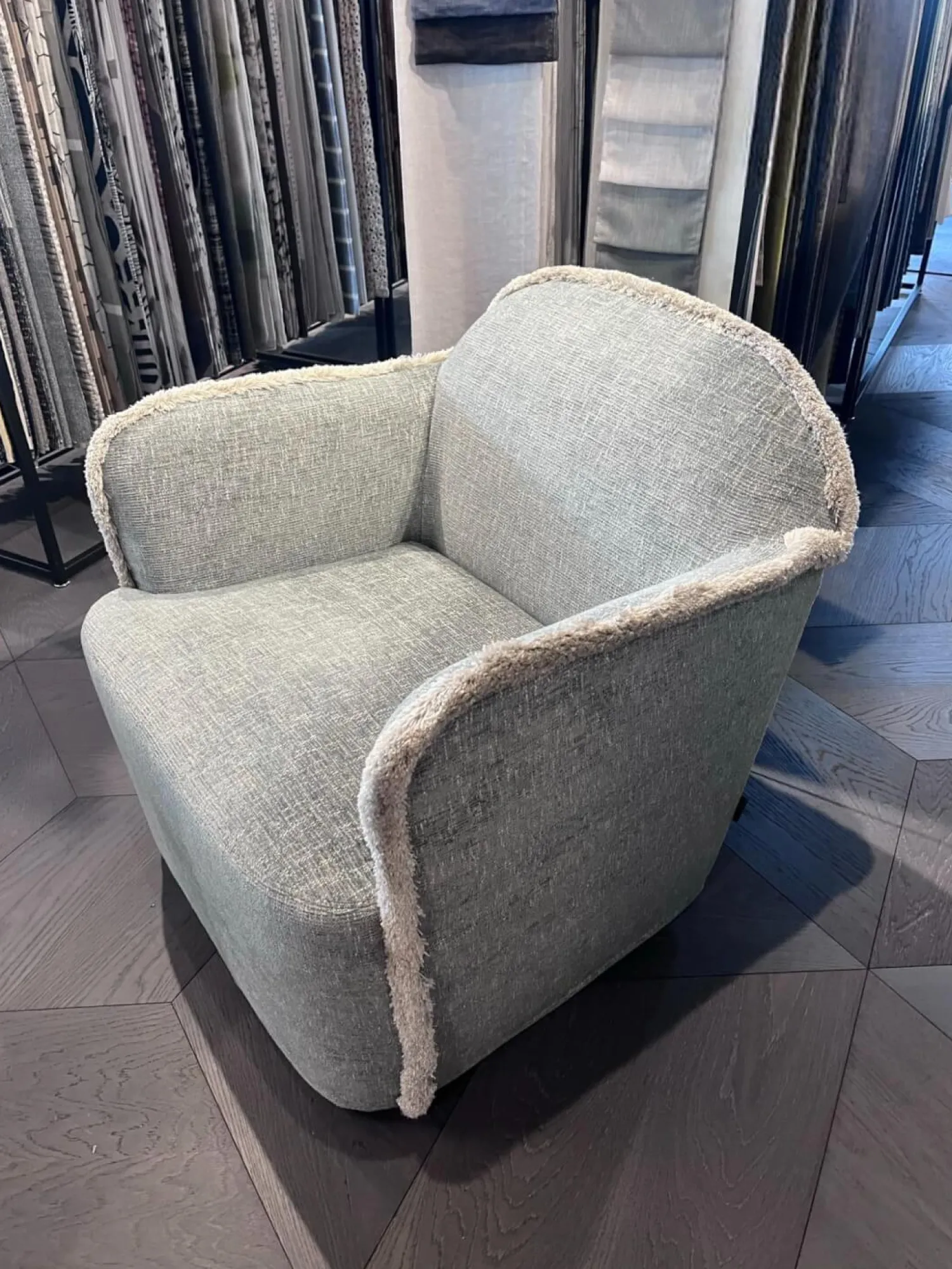 Casamilano Loungesessel|Sessel Mit Fransen Ada Stoff 1611/1 Grau-Blau Fransen Spazzolino Grege Füße Aus ABS