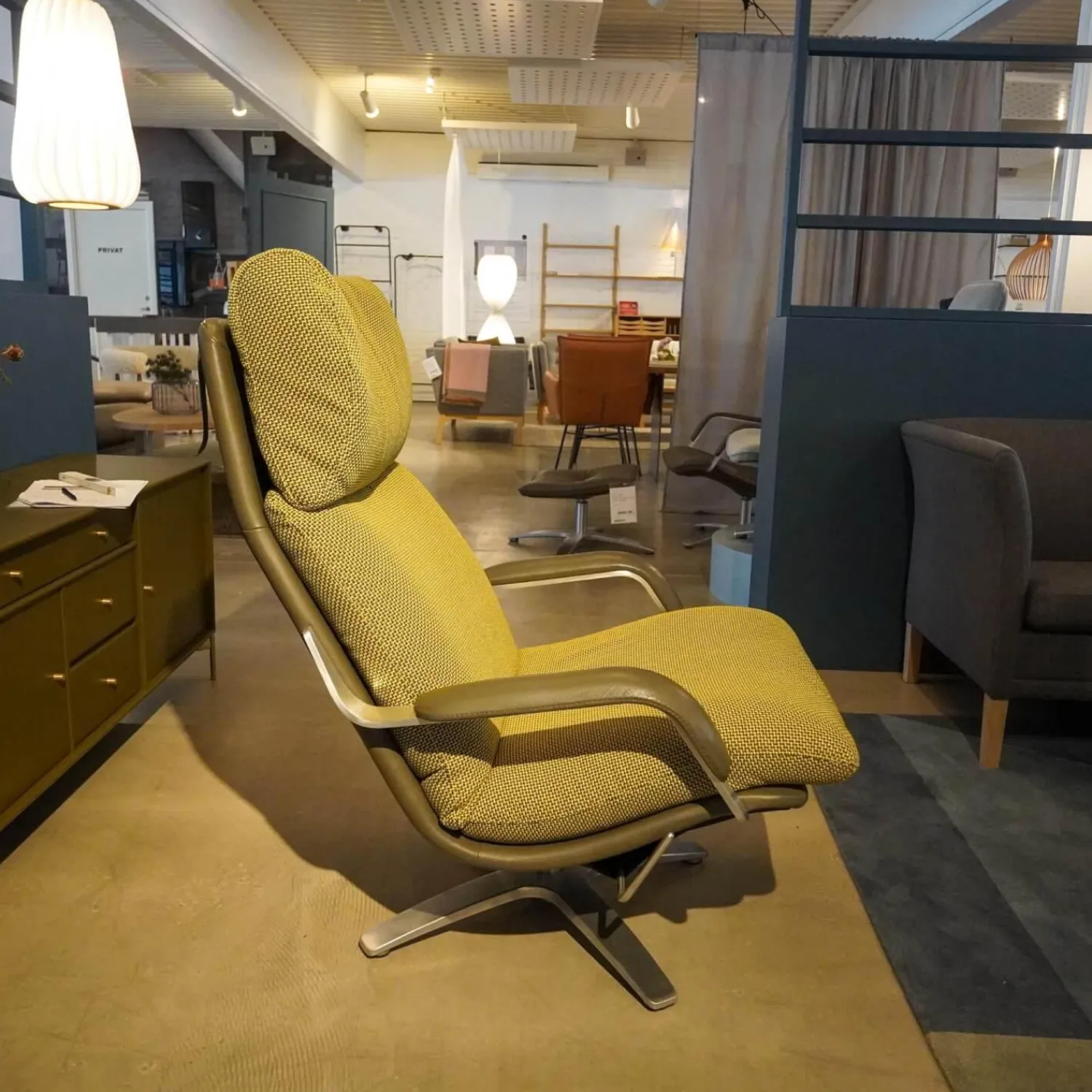 Berg Furniture Relaxsessel|Sessel Mit Hocker Nasa Stoff Grün Gemustert Arm Und Rückenlehne Dunkelgraues Leder