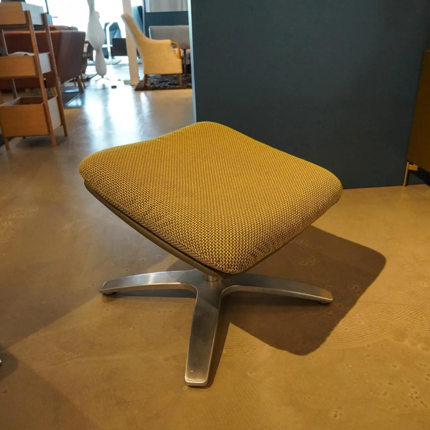 Berg Furniture Relaxsessel|Sessel Mit Hocker Nasa Stoff Grün Gemustert Arm Und Rückenlehne Dunkelgraues Leder