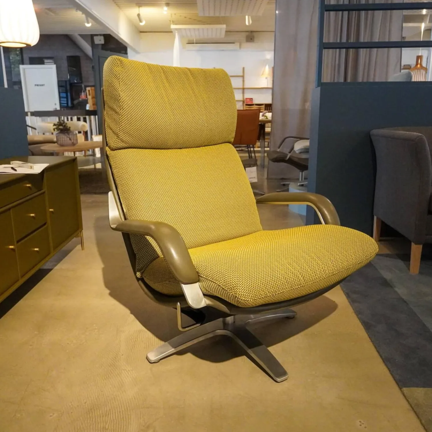 Berg Furniture Relaxsessel|Sessel Mit Hocker Nasa Stoff Grün Gemustert Arm Und Rückenlehne Dunkelgraues Leder