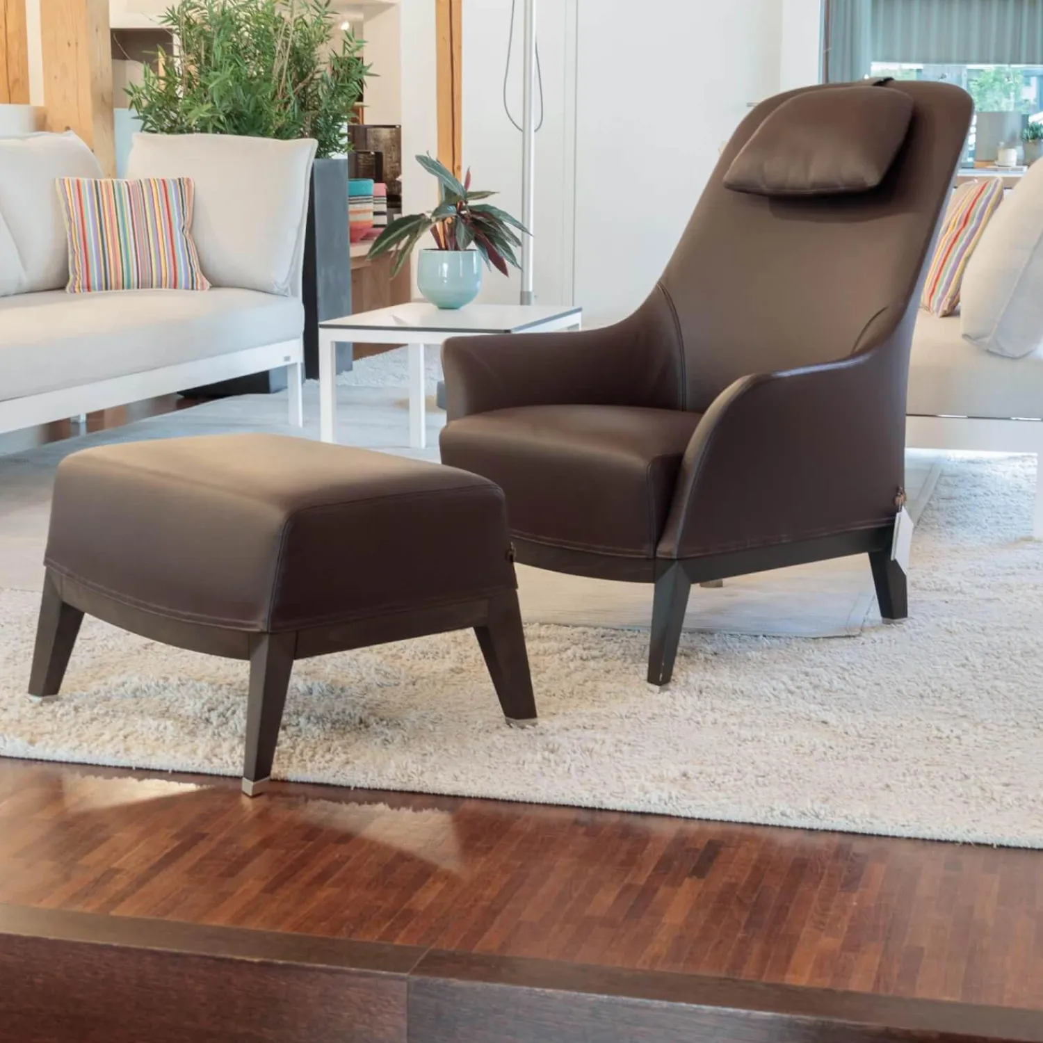 Giorgetti Loungesessel|Sessel Normal Leder 2212 Dunkelbraun Gestell Buche Matt Gebeizt Inklusive Hocker Und Kopfkissen