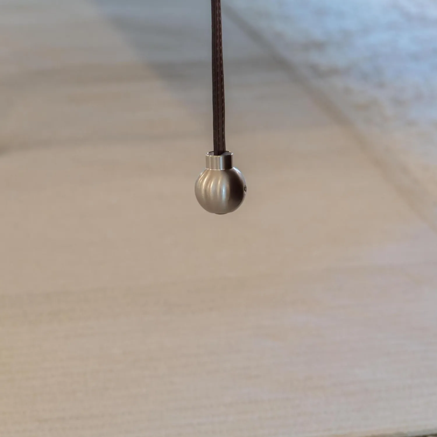 Giorgetti Loungesessel|Sessel Normal Leder 2212 Dunkelbraun Gestell Buche Matt Gebeizt Inklusive Hocker Und Kopfkissen