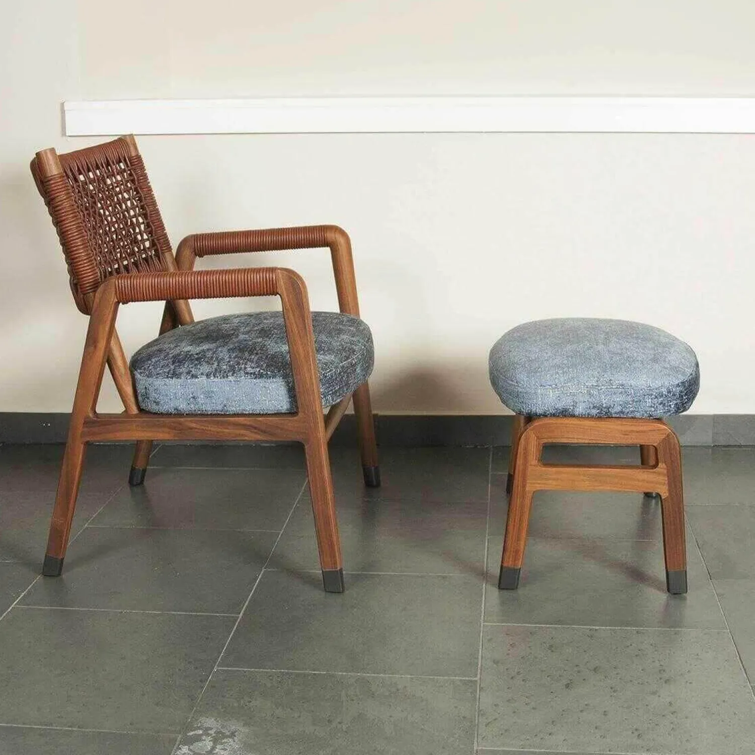 Flexform Relaxsessel|Sessel Ortiga Stoff Timo Blau Gestell Canaletto Nussbaum Leder Kordel Tabak mit Hocker