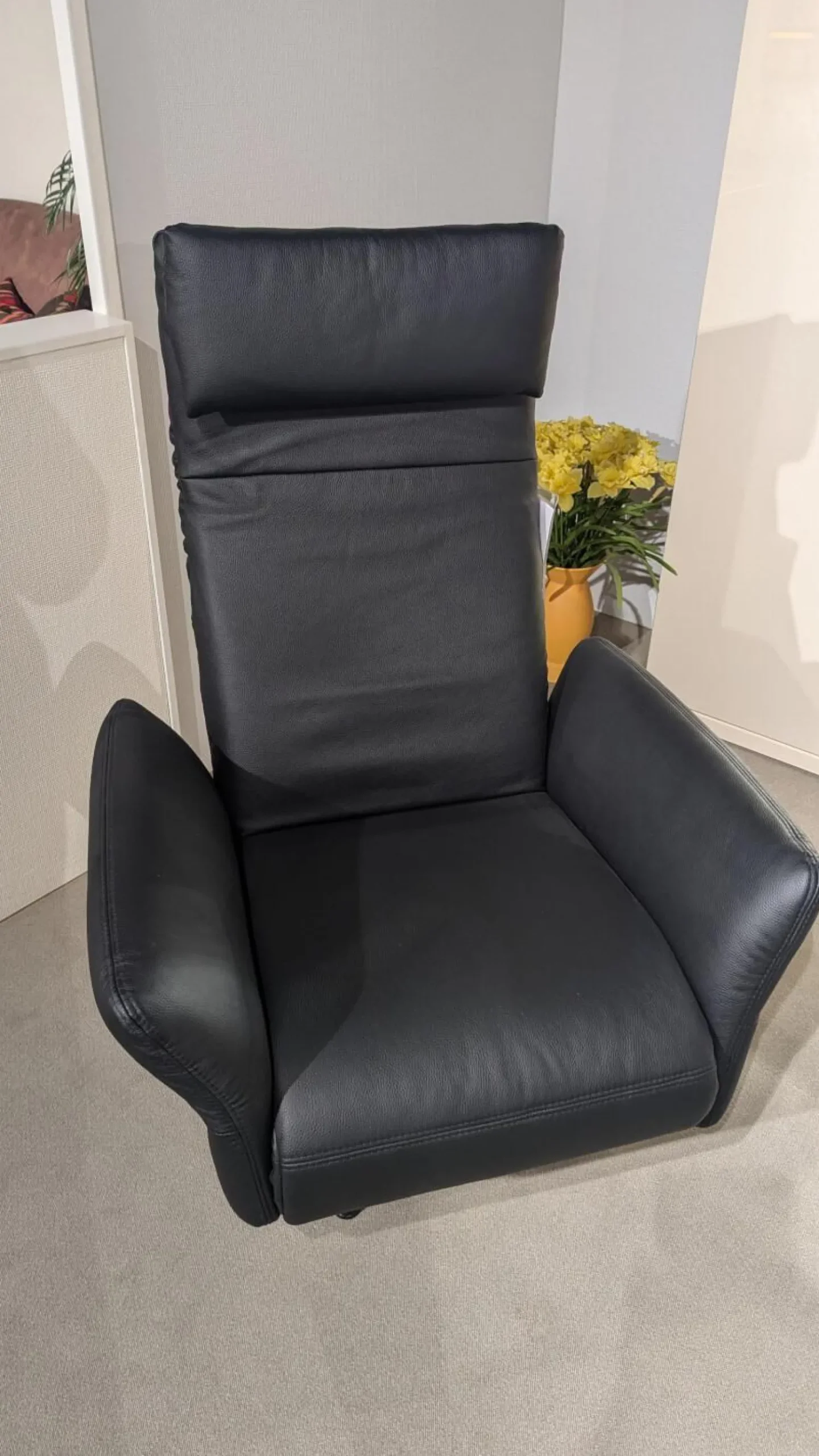 Gruber Relaxsessel|Sessel PTV 1780 Leder Napoli 0500 Schwarz Füße Metall Schwarz Mit Manuell Verstellbarer Fußablage