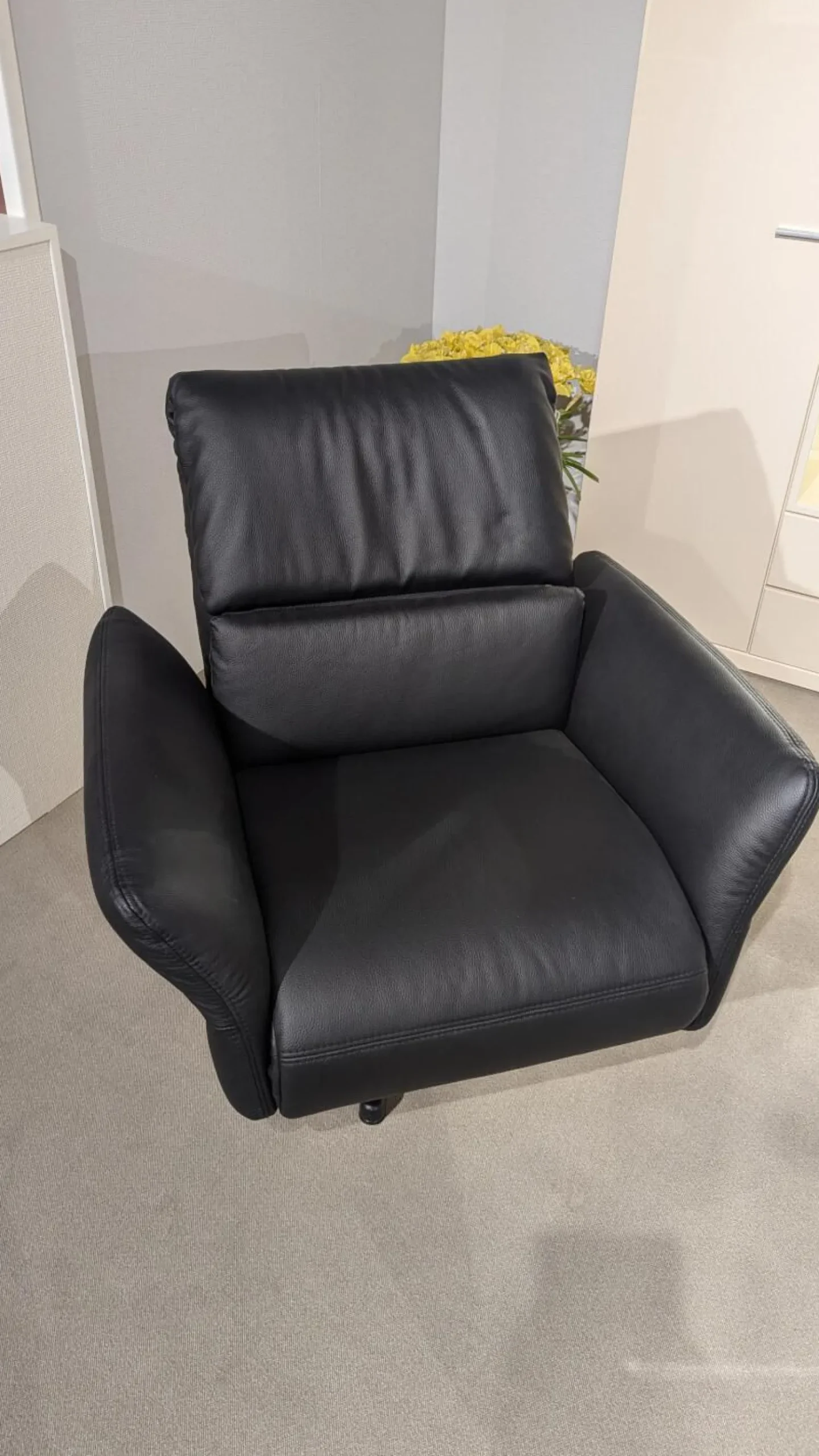 Gruber Relaxsessel|Sessel PTV 1780 Leder Napoli 0500 Schwarz Füße Metall Schwarz Mit Manuell Verstellbarer Fußablage