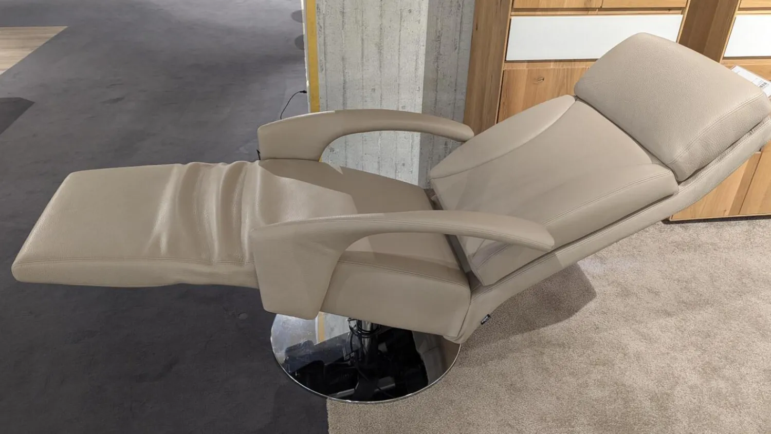 Erpo Relaxsessel|Sessel RE500 18 Leder 43 Perl 210 Beige Creme Grau Tellerfuß Verchromt 2 Motorisch Mit Akku