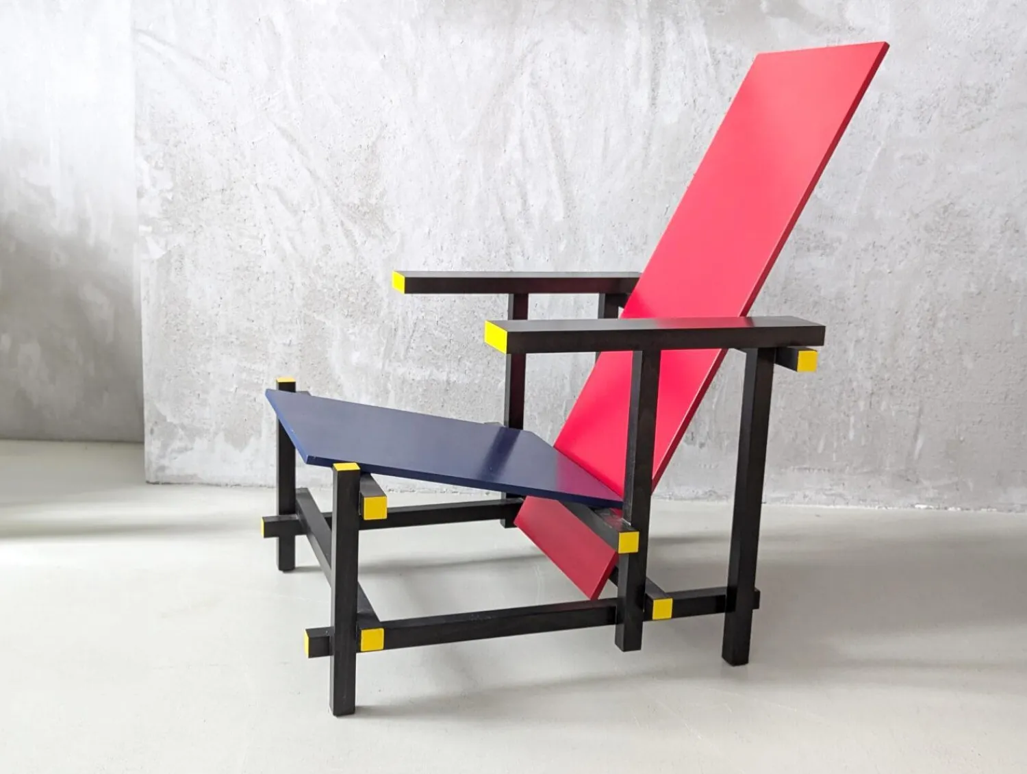 Cassina Loungesessel|Sessel Red and Blue Schichtholz Birke und Furnier Buche Mattglanz Blau Und Rot Gestell Buche Massiv Mattschwarz