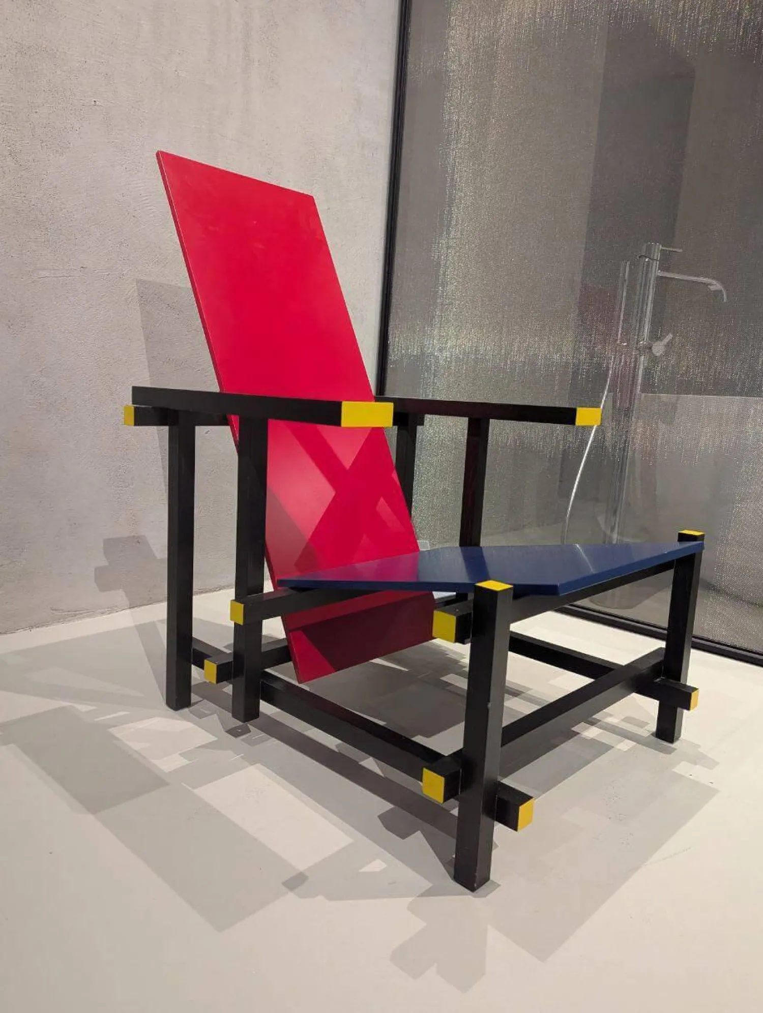 Cassina Loungesessel|Sessel Red and Blue Schichtholz Birke und Furnier Buche Mattglanz Blau Und Rot Gestell Buche Massiv Mattschwarz