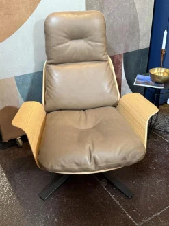 Prostoria Relaxsessel|Sessel Rei Leder Pietra Divina 80 Umbra Beige Schale Eiche Natur Drehgestell Metall Schwarz Pulverbeschichtet Neigbar