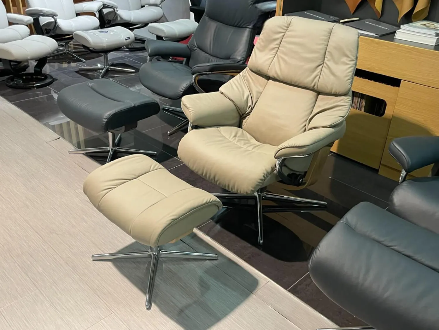Stressless Relaxsessel|Sessel Reno M Leder Paloma 094 Mushroom 45 Braun Gestell Cross Metall Chrom Mit Hocker