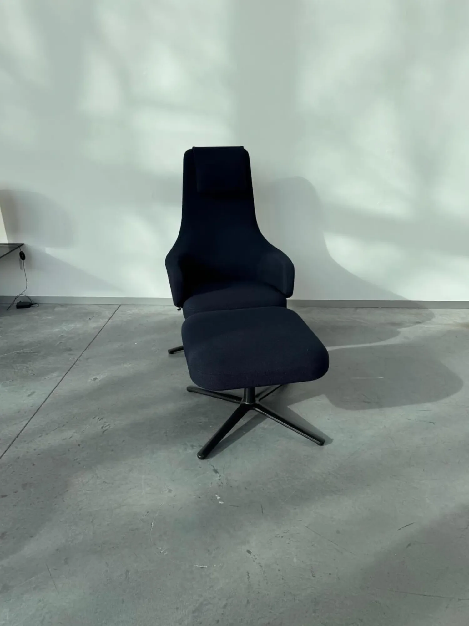 Vitra Relaxsessel|Sessel Repos Stoff Credo 08 Dunkelblau Schwarz Gestell Metall Basic Dark Pulverbeschichtet Inklusive Hocker