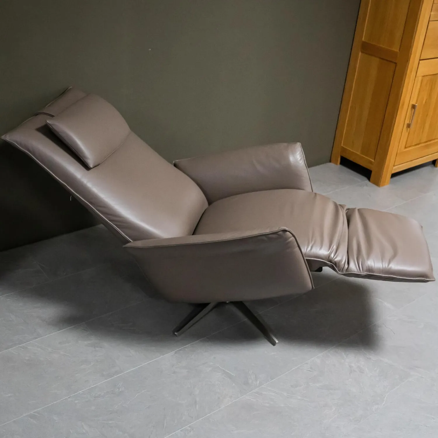 Koinor Relaxsessel|Sessel Star M Leder A-Tara Soft Latino Beige Grau Sternfuß Metall Nicke Satin Inklusive Nackenkissen