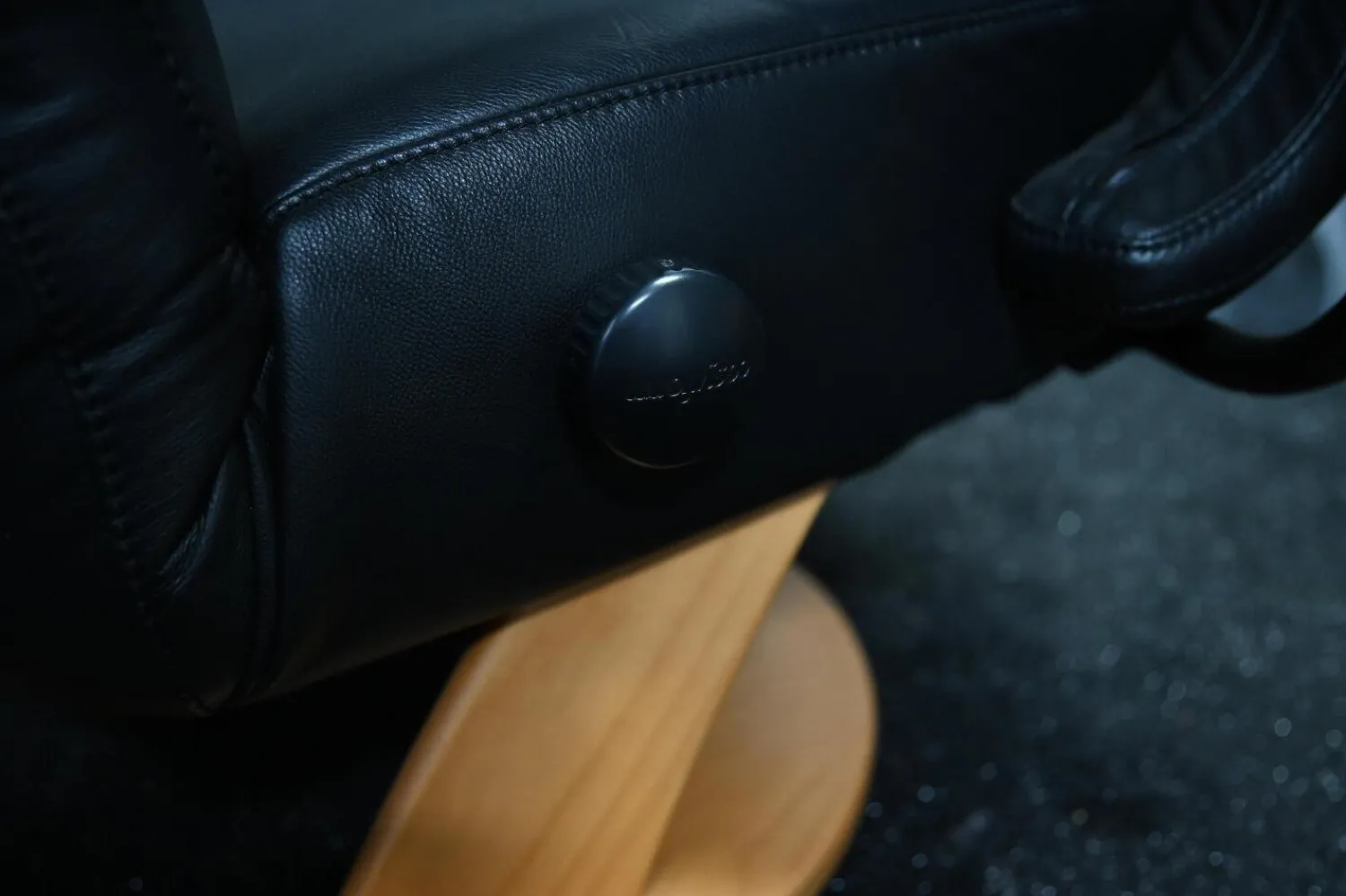 Elastoform Relaxsessel|Sessel Ted Leder 052-71 Schwarz mit Manueller Relaxfunktion und Ablagetisch