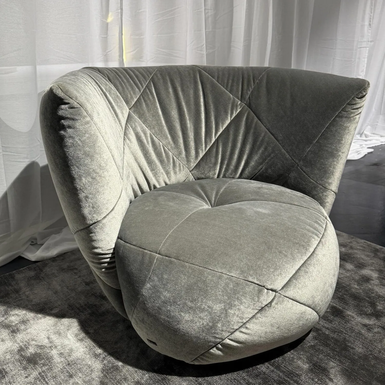 Bretz Loungesessel|Sessel Teratai aus Stoff 66 8480 Eisgrau Tellerfuß Teilpoliert Inklusive Hocker