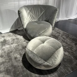 Bretz Loungesessel|Sessel Teratai aus Stoff 66 8480 Eisgrau Tellerfuß Teilpoliert Inklusive Hocker