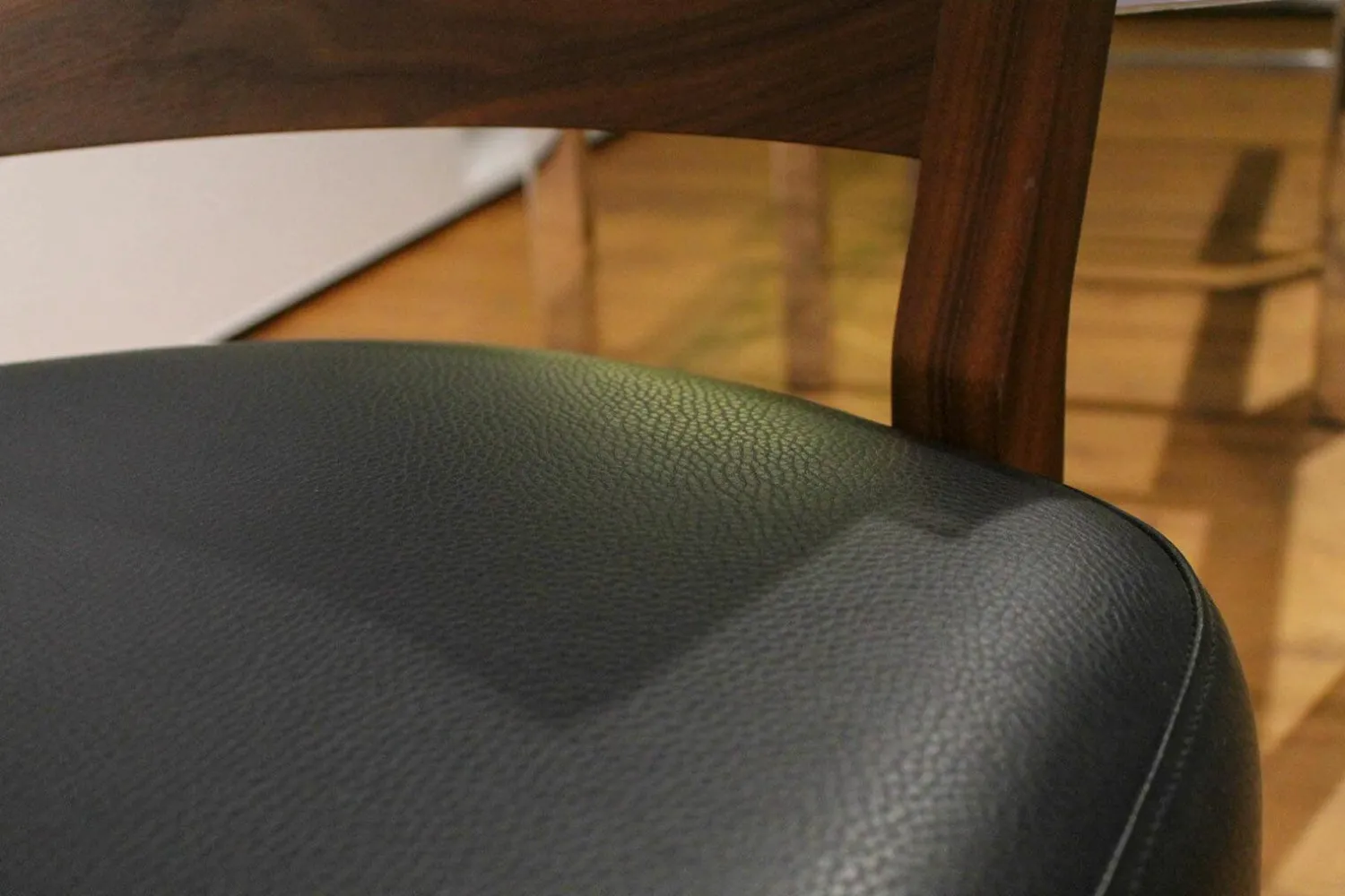 Conde House Loungesessel|Sessel Tosai Leder L3 Schwarz Gestell Nussbaum