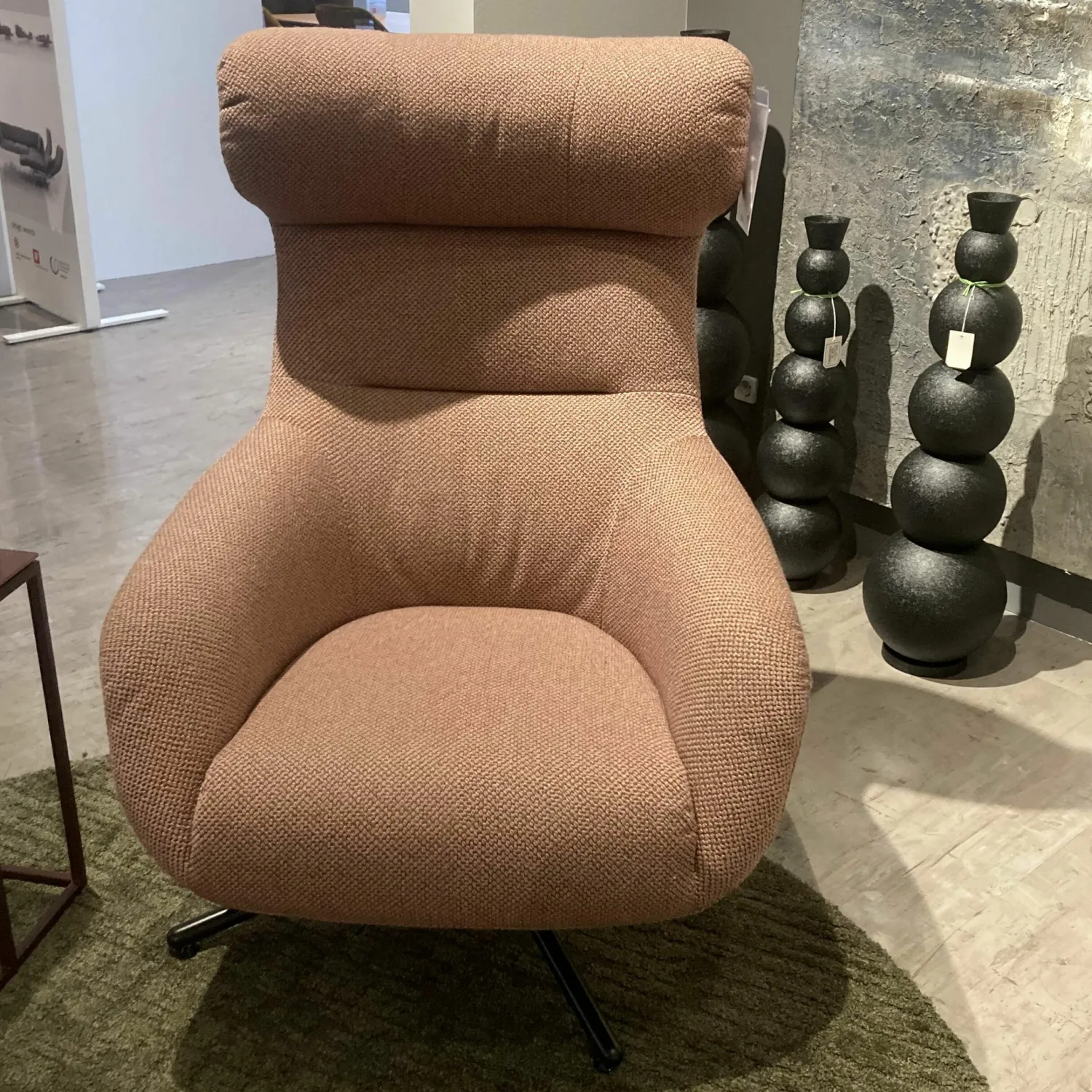 Brühl Relaxsessel|Sessel Victor Stoff Rose Kreuzfuß Metall Schwarz Drehfunktion mit Hocker